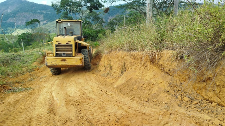 Imagem da notícia: Prefeitura realiza patrolamento de estrada pela região da Cabeceira do Córrego Vargem Alegre na estrada de acesso a rampa de voo livre